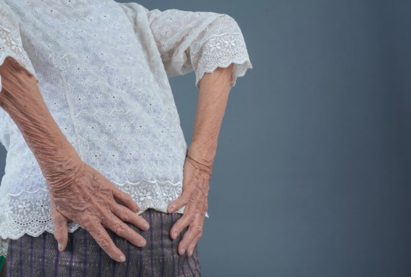Biểu hiện rõ rệt nhất của trật khớp háng kiểu chậu là đau dữ dội vùng háng hoặc mông 