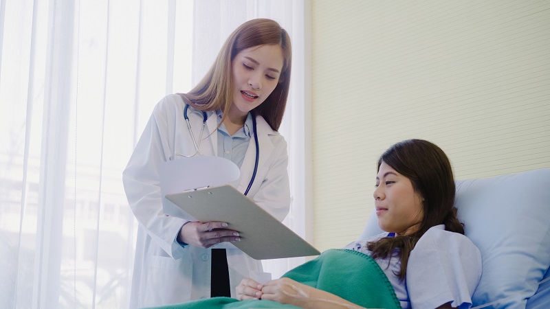Bác sĩ hướng dẫn bệnh nhân theo dõi và chăm sóc sức khỏe sau điều trị u nang buồng trứng