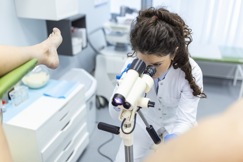 Bác sĩ thăm khám phụ khoa đánh giá tình trạng polyp của bệnh nhân