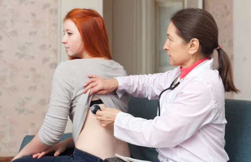 Mẹ bầu cần đi khám nếu tình trạng đau lưng kèm theo các dấu hiệu bất thường 