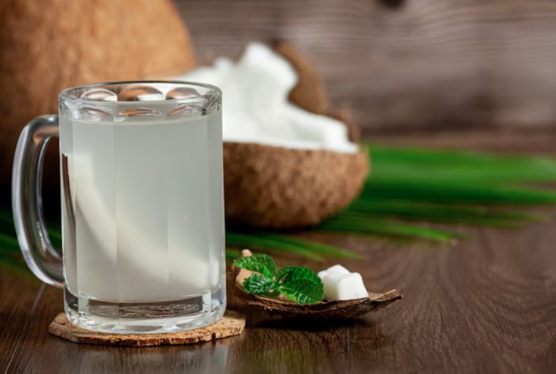 Lá lốt uống với nước dừa mang lại tác dụng chống viêm và kháng khuẩn 