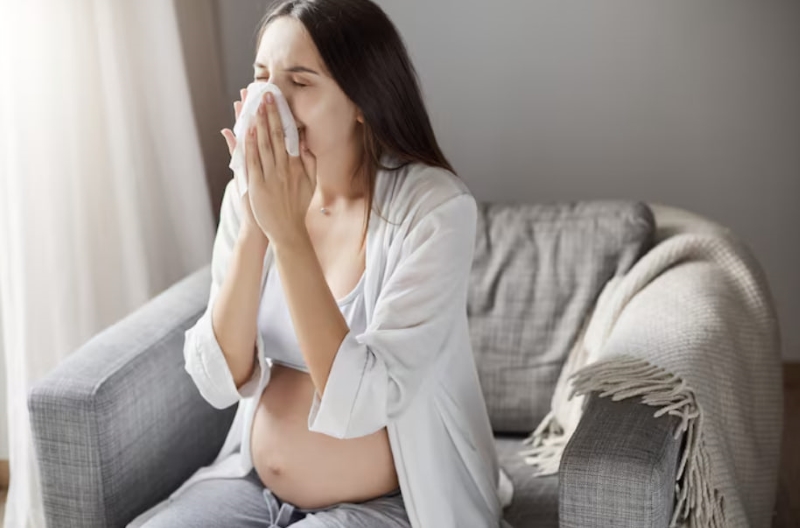 Tình trạng dị ứng có thể khiến mẹ bầu hắt xì hơi liên tục 