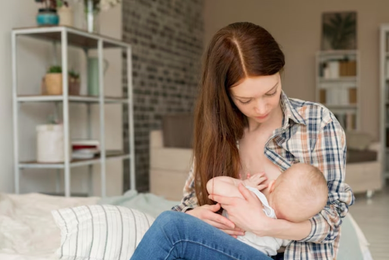 Mẹ cần chọn tư thế đúng khi cho trẻ bú