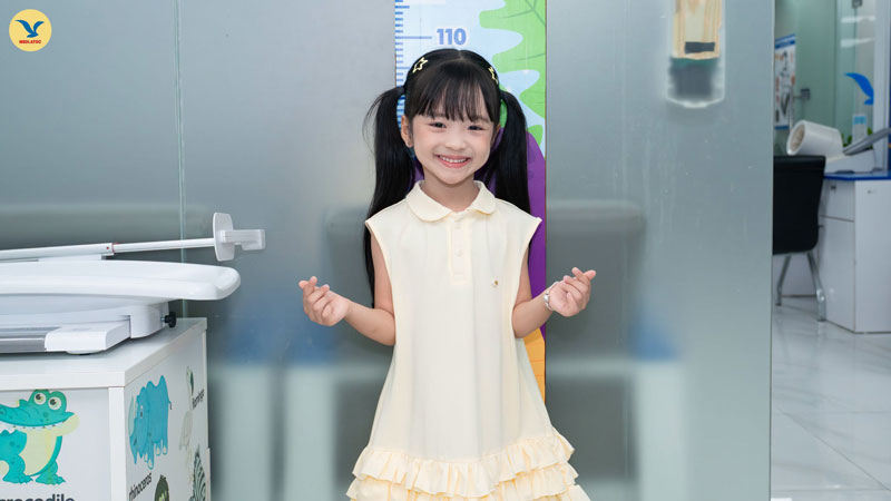 Cha mẹ nên lựa chọn trang phục thấm hút mồ hôi tốt, thoáng khí cho con