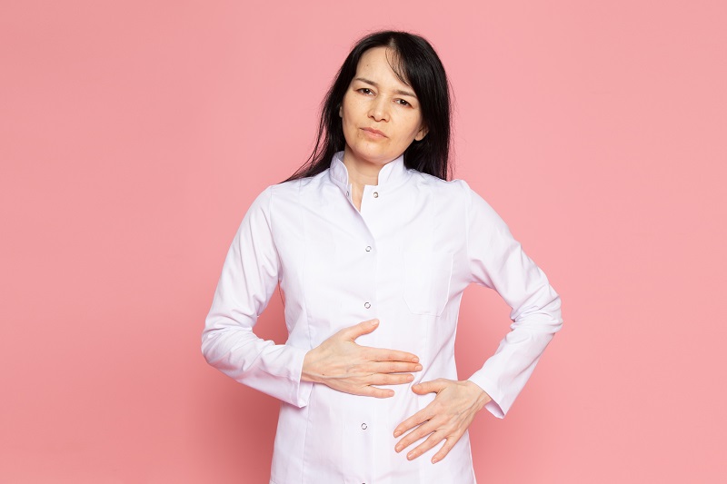 Người có tiền sử đau dạ dày nên thận trọng khi uống nước ép dứa gừng muối. 
