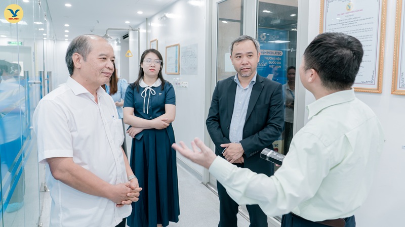 Đoàn công tác đi tham quan Trung tâm Xét nghiệm dưới sự hướng dẫn của PGS.TS Nguyễn Thái Sơn