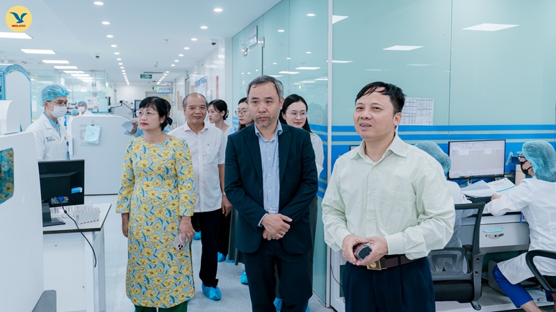 Đoàn công tác đi tham quan Trung tâm Xét nghiệm dưới sự hướng dẫn của PGS.TS Nguyễn Thái Sơn