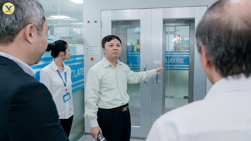 Đoàn công tác đi tham quan Trung tâm Xét nghiệm dưới sự hướng dẫn của PGS.TS Nguyễn Thái Sơn