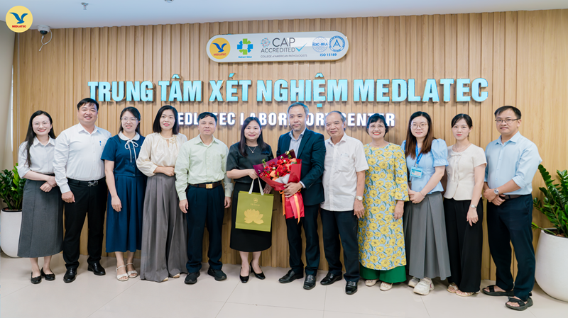 Lãnh đạo và các cán bộ của hai đơn vị chụp ảnh lưu niệm tại Trung tâm Xét nghiệm MEDLATEC