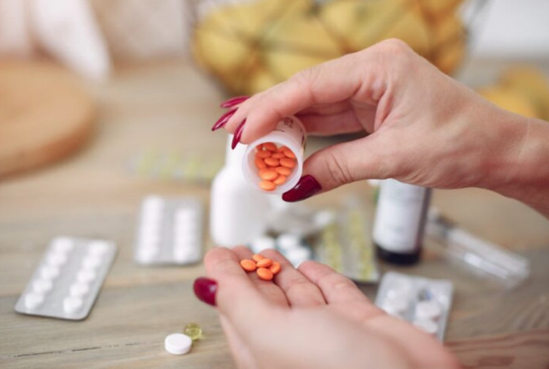 Sử dụng thuốc điều chỉnh hormone là một trong các biện pháp khắc phục tình trạng nội mạc tử cung dày
