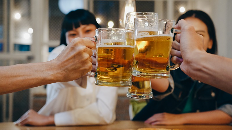 Nên hạn chế rượu bia, đồ uống chứa nhiều caffeine trong lúc bay để phòng tránh đi máy bay bị đau đầu