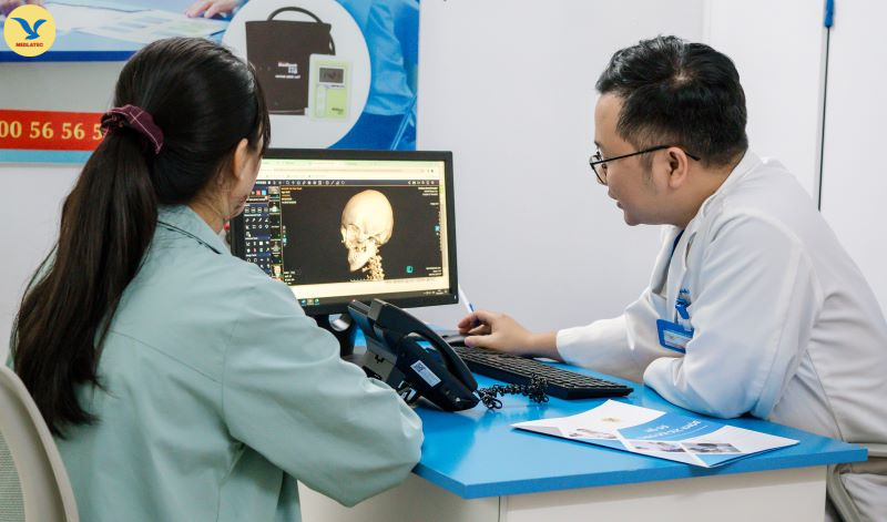 Bạn nên đi khám nếu tình trạng đau đầu kéo dài hoặc xuất hiện triệu chứng bất thường sau chuyến bay.