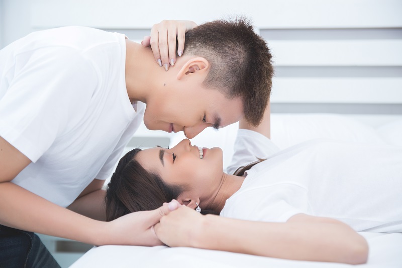 Nam giới tìm cách đưa dương vật vào âm đạo cần chú ý điều chỉnh tốc độ thâm nhập để mang lại sự thoải mái cho cả hai bên
