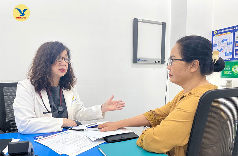 Người bệnh trong quá trình tư vấn điều trị cùng bác sĩ chuyên khoa Tim mạch