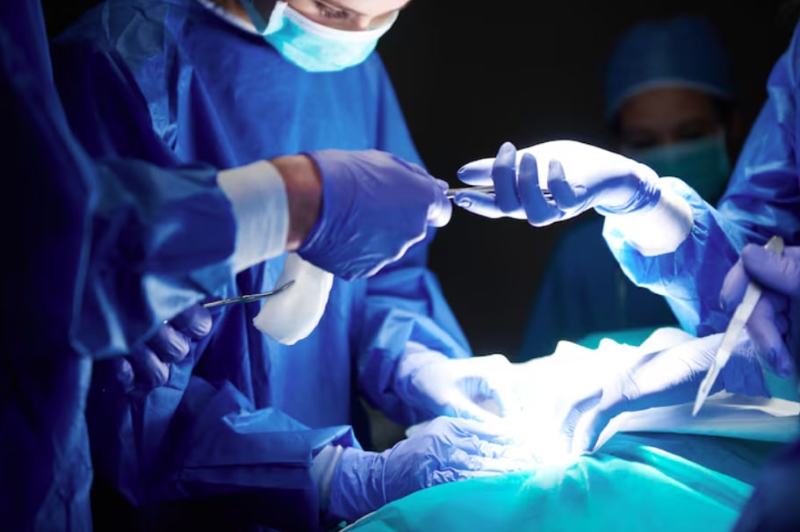 Phẫu thuật có thể được chỉ định khi khối u lớn hoặc có nguy cơ gây biến chứng