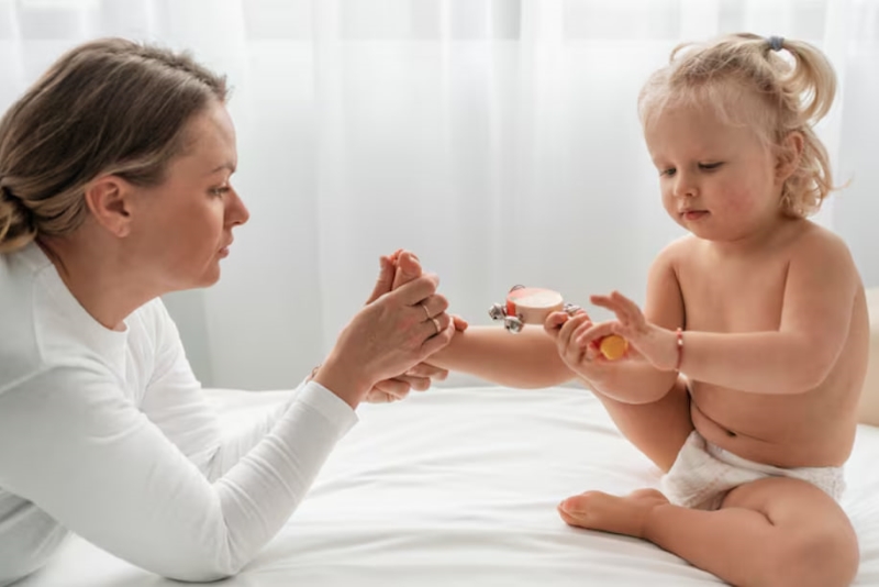 Cha mẹ cần theo dõi chặt chẽ diễn biến của đốm nâu trên da của trẻ