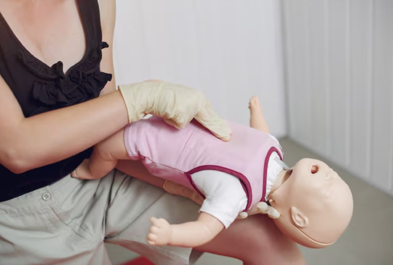 Cha mẹ cần nắm rõ các thao tác sơ cứu khi trẻ bị sặc sữa