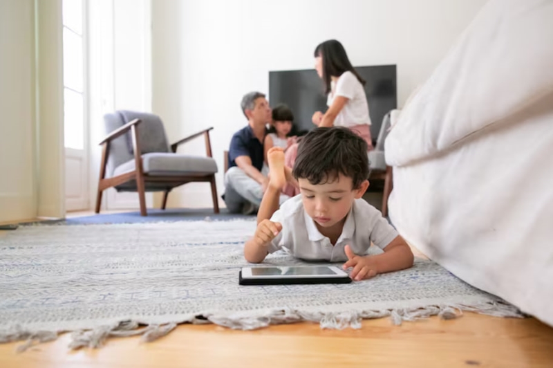 Cha mẹ tuyệt đối không cho trẻ dưới 2 tuổi xem điện thoại