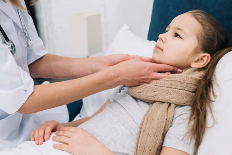 Tình trạng trẻ em bị nổi hạch ở cổ cần được cha mẹ quan tâm và theo dõi 