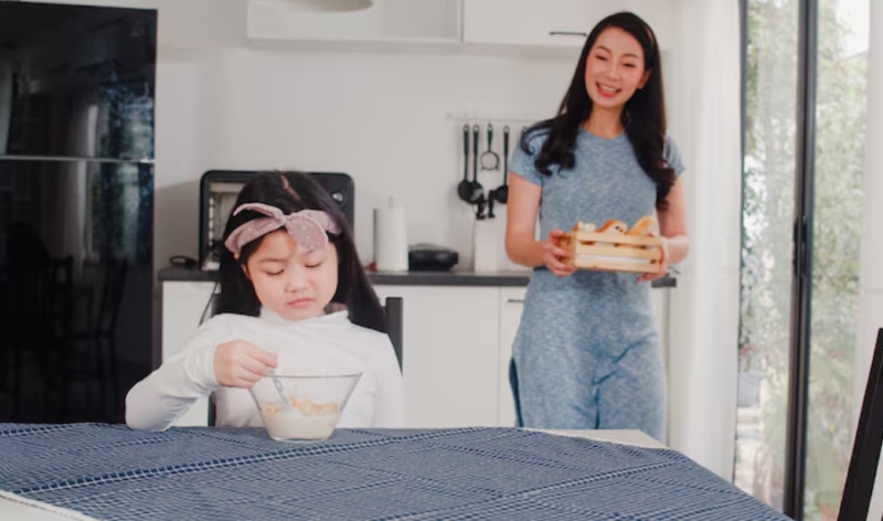 Cha mẹ cần lưu ý tới chế độ ăn uống của trẻ khi xuất hiện tình trạng sốt và đau bụng quanh rốn 