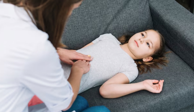 Tình trạng sốt và đau bụng quanh rốn ở trẻ có thể bắt nguồn từ bệnh viêm ruột thừa