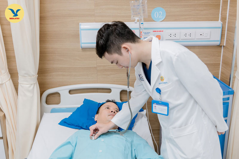 Nếu tình trạng tim đập nhanh, khó thở không thuyên giảm, việc nhập viện điều trị là điều cần thiết