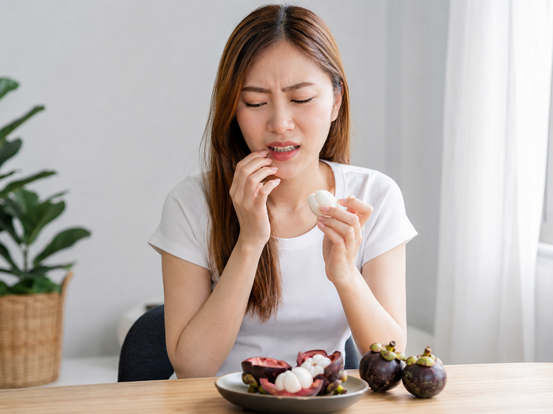 Vị chua của măng cụt có thể gây xót khi niêm mạc miệng đang bị tổn thương.
