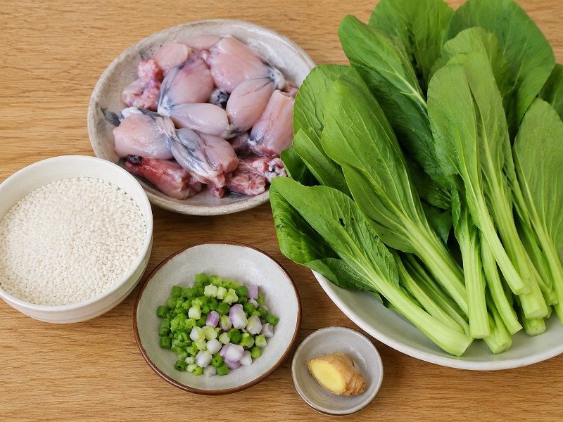 Cải thìa hoặc cải xanh có thể kết hợp với thịt ếch nếu trẻ đã ăn quen và dung nạp tốt. 