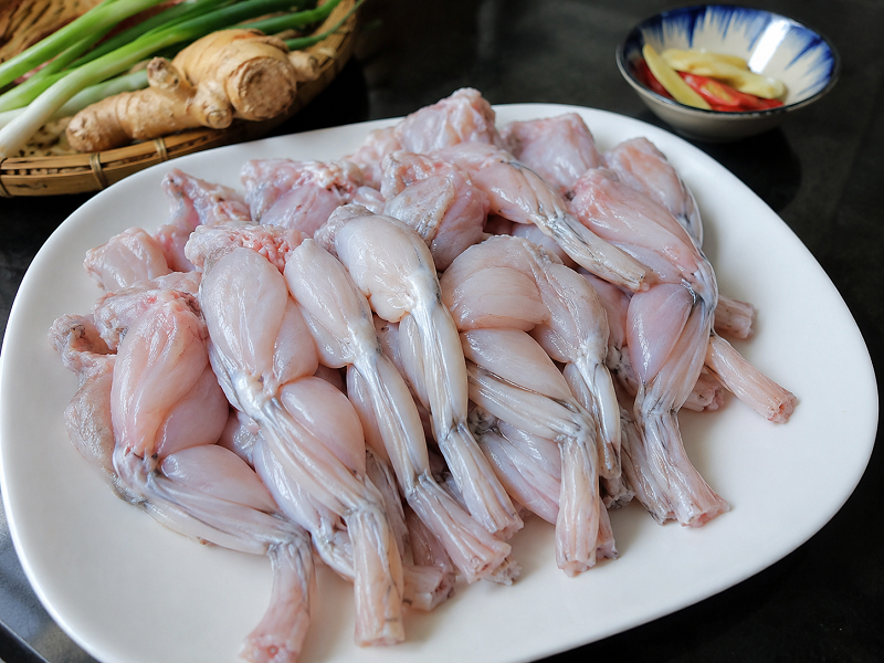 Cha mẹ cần chọn thịt ếch có nguồn gốc rõ ràng và không sử dụng thịt có dấu hiệu bất thường. 
