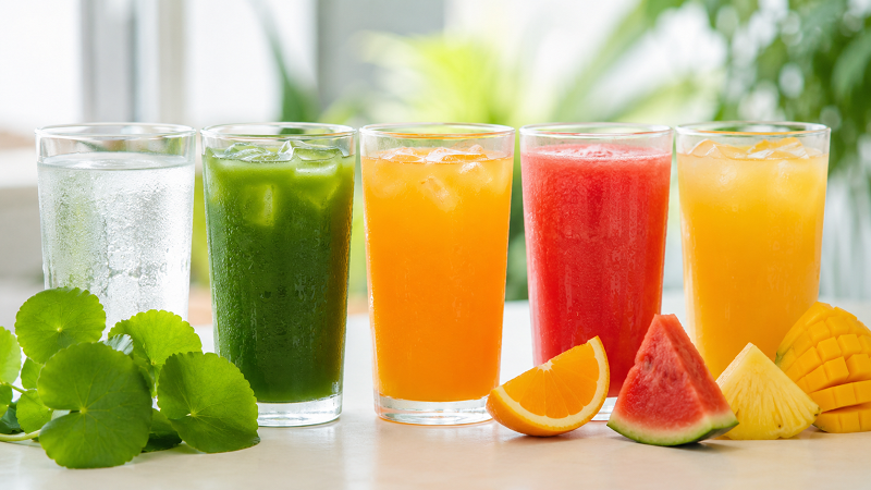 Người suy thận cần kiểm soát lượng nước đưa vào cơ thể, bao gồm cả các loại nước uống từ rau củ. 