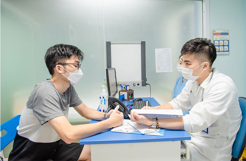 Nam giới cần tiến hành thăm khám kịp thời nếu tinh dịch màu vàng kèm theo tình trạng tiểu buốt