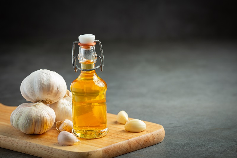 Dầu dừa và tỏi thường được nhắc đến trong các cách trị nổi hạch ở háng tại nhà theo kinh nghiệm truyền miệng. 