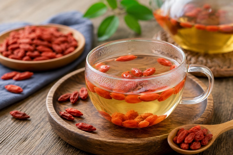 Bạn không nên pha trà kỷ tử quá đặc hoặc uống liên tục nhiều lần trong ngày.