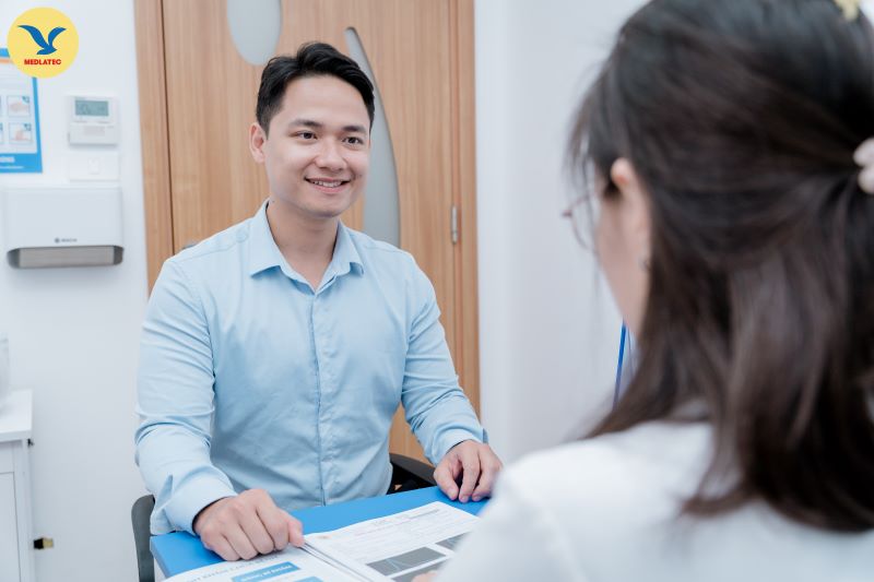 Nam giới có biểu hiện giảm ham muốn, rối loạn cương hoặc khó có con nên chủ động đi khám. 