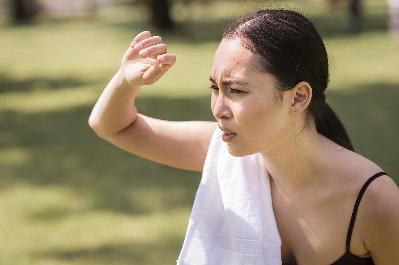 Nắng nóng và mất nước có thể làm tăng nguy cơ đau đầu trong mùa hè. 