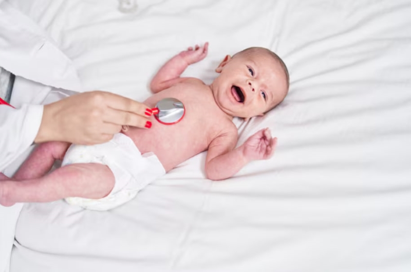 Theo dõi chặt chẽ tình trạng sức khỏe của trẻ và tiến hành đưa đi khám kịp thời