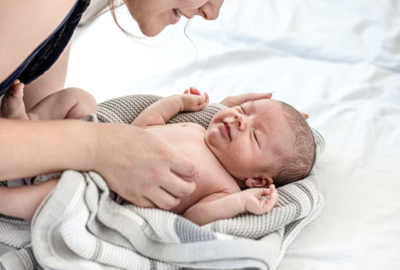Lưu ý thời gian tắm cho bé không nên kéo dài quá lâu 