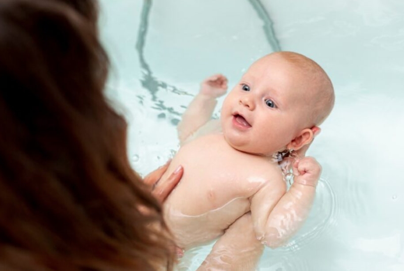 Cha mẹ cần nắm rõ các bước cơ bản trong chu trình tắm cho trẻ sơ sinh 