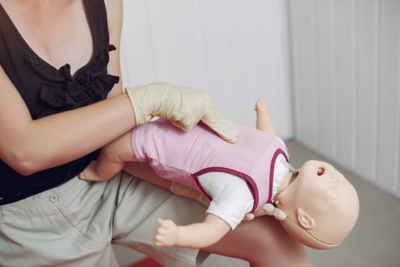 Cha mẹ cần nắm rõ các bước sơ cứu trẻ sặc sữa