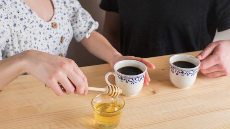 Kiểm tra bằng mắt thường là một trong những cách phân biệt mật ong thật giả