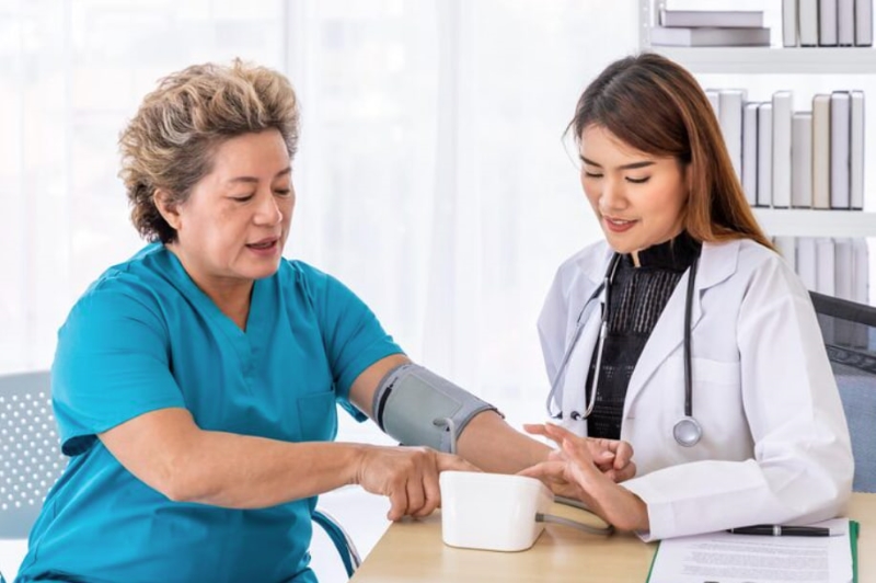 Người huyết áp thấp cần theo dõi phản ứng của cơ thể khi sử dụng sâm 
