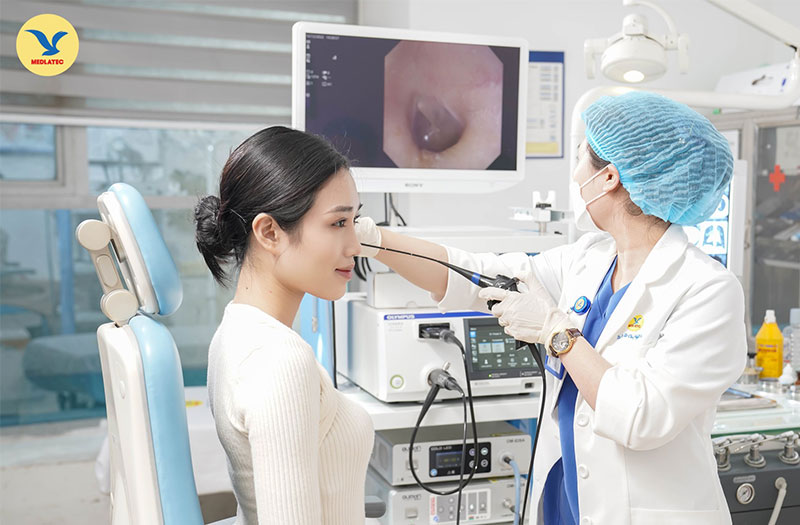 Thăm khám và nội soi Tai Mũi Họng bằng hệ thống nội soi hiện đại tại MEDLATEC 