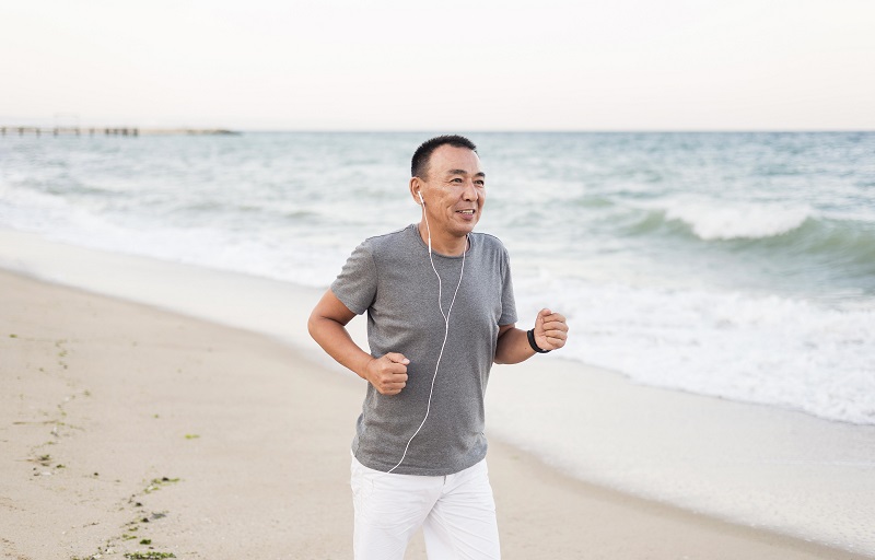 Đi bộ nhẹ nhàng là một trong những hình thức vận động phù hợp cho người thoái hóa khớp gối. 