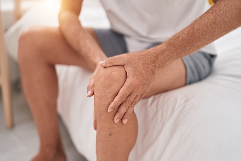 Người bị Thoái hóa khớp gối thường bị đau, cứng khớp khi vận động