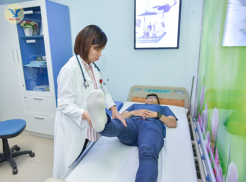 Bạn nên đi khám bác sĩ chuyên khoa Cơ xương khớp nếu khớp gối sưng đau kéo dài hoặc không cải thiện tại nhà. 