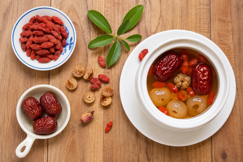 Dùng kỷ tử trong bữa ăn thường đơn giản và phù hợp hơn so với sử dụng các sản phẩm chiết xuất đậm đặc. 