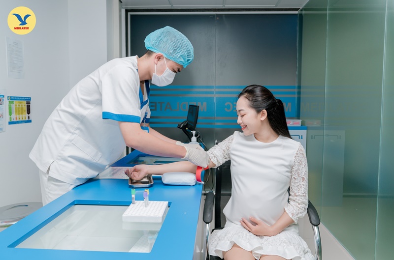 Bác sĩ cần dựa vào chỉ số xét nghiệm để biết mẹ bầu có bị thiếu hụt nội tiết tố hay không
