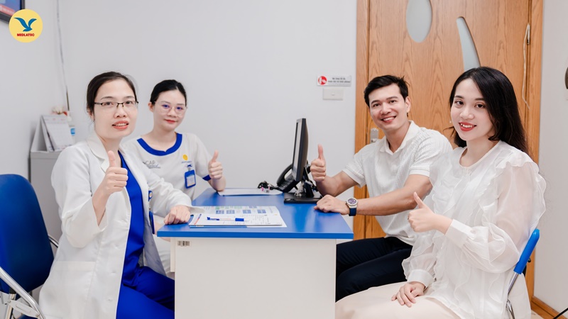 Mẹ bầu nên đi khám để được bác sĩ theo dõi thai kỳ và tư vấn về cách chăm sóc sức khỏe