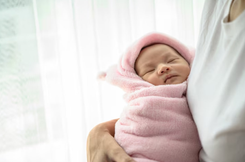 Cha mẹ cần theo dõi chặt chẽ tình trạng vàng da của trẻ