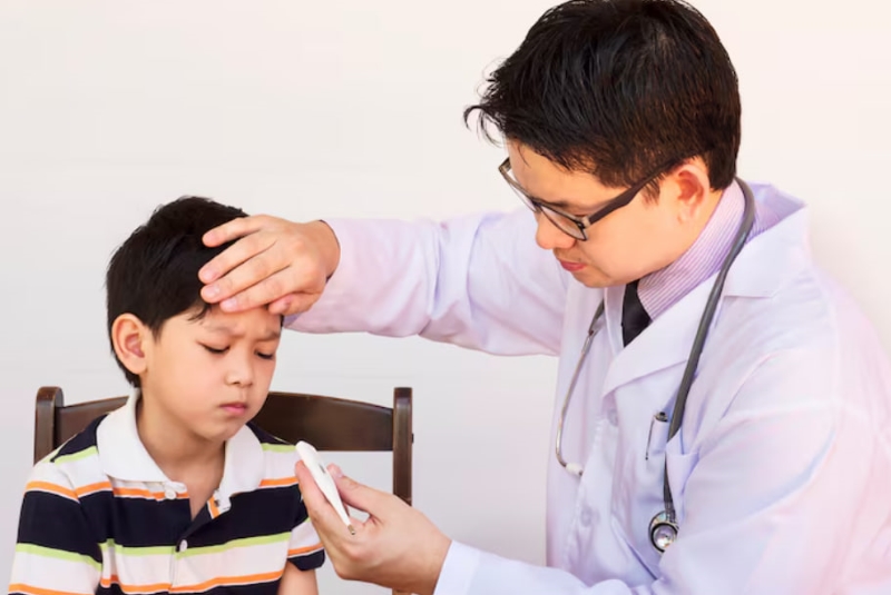 Cần tham khảo ý kiến của bác sĩ trước khi sử dụng miếng dán hạ sốt cho trẻ